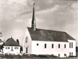 Katholische Kirche mit Dachreiter, erbaut 1953